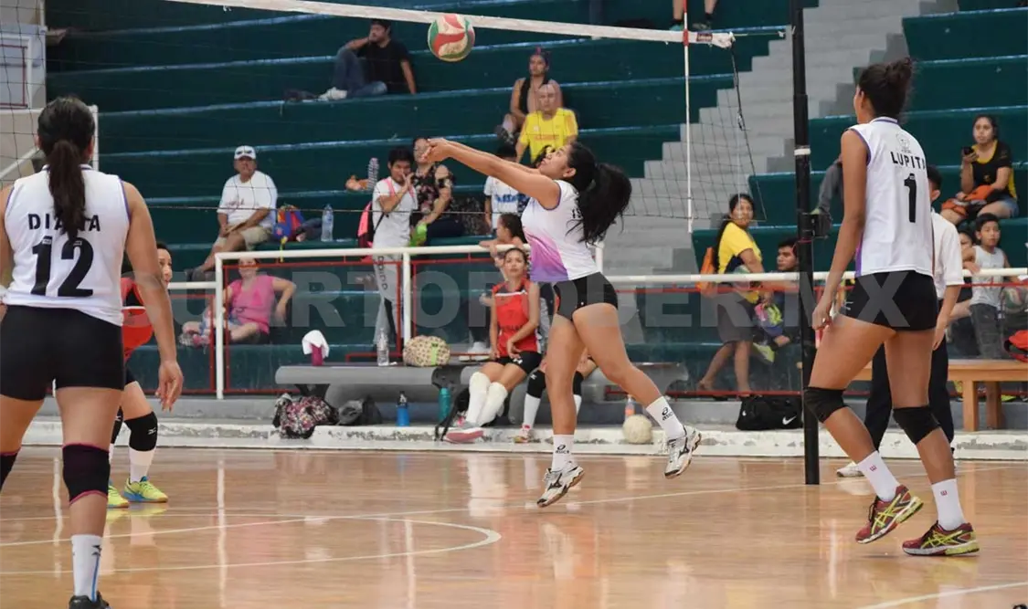 Freyas se impuso en tres sets a Troyanas para proclamarse campeón de la liga. Guillermo Ramos/CP