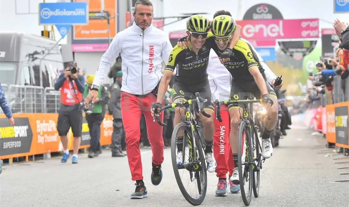 Simon Yates sigue como líder