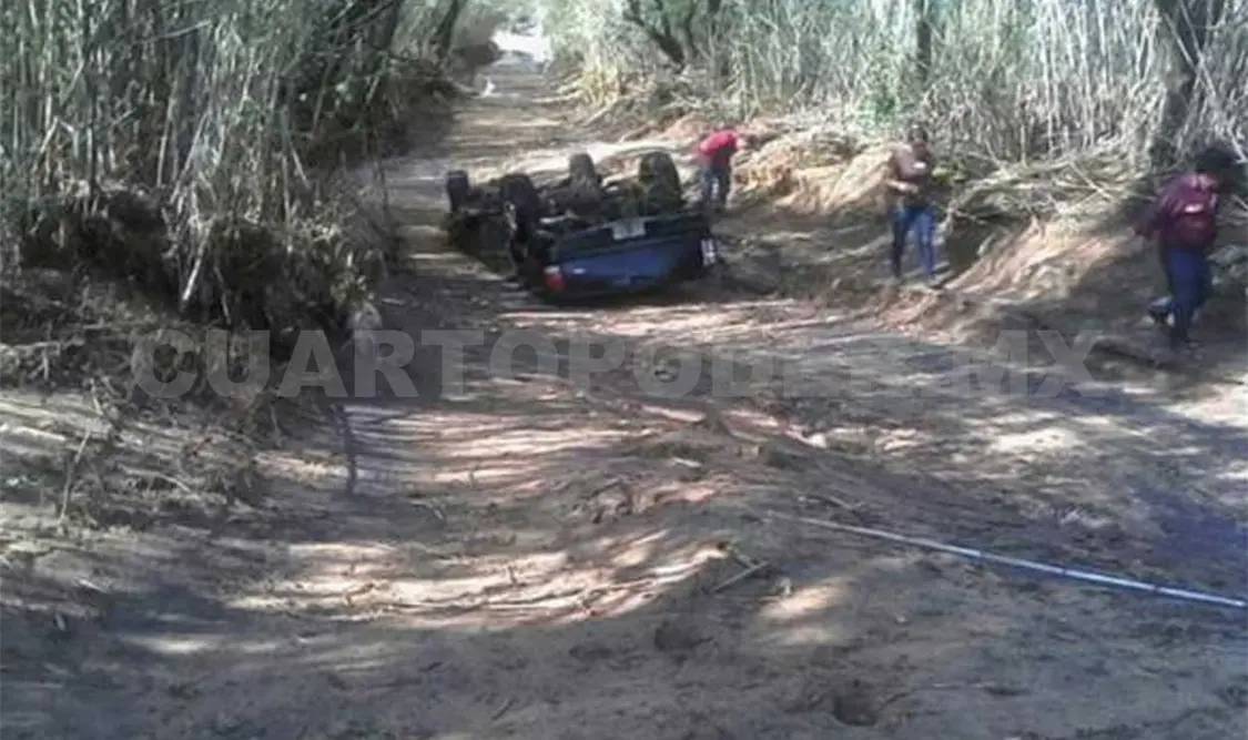 Río arrastra camioneta y mueren madre e hija