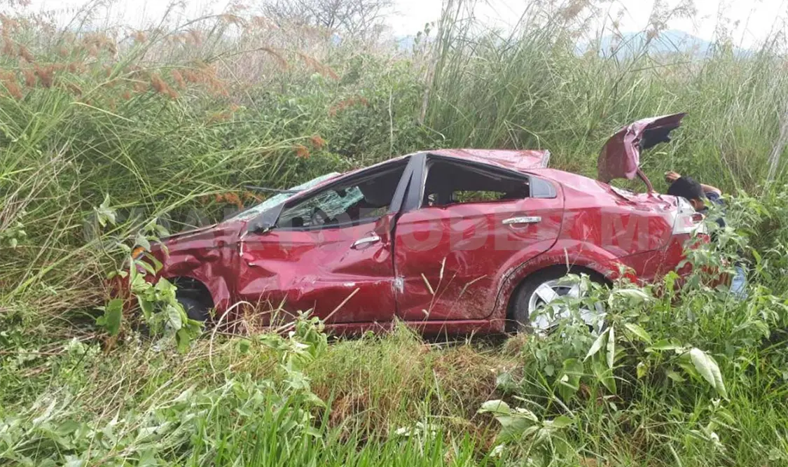 Un muerto y otro grave, el saldo de una volcadura