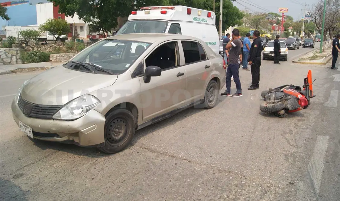 Mujer estrella su moto en automóvil y la hospitalizan