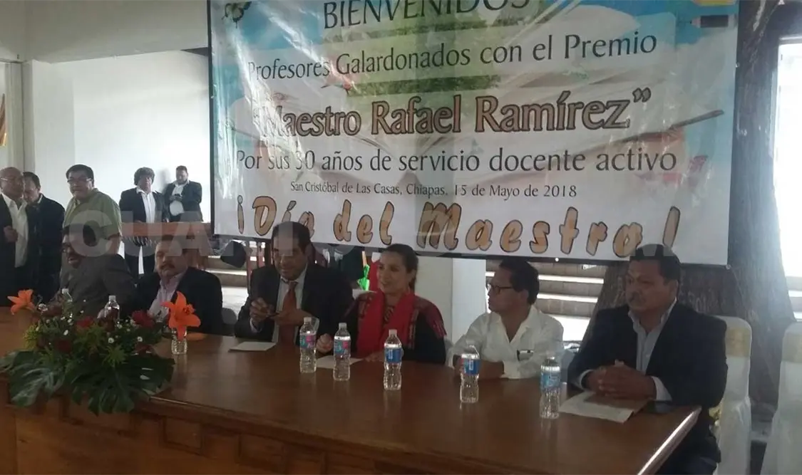 Celebran el Día del Maestro con entrega de diplomas