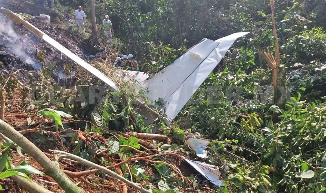 Mueren tres personas al desplomarse avioneta