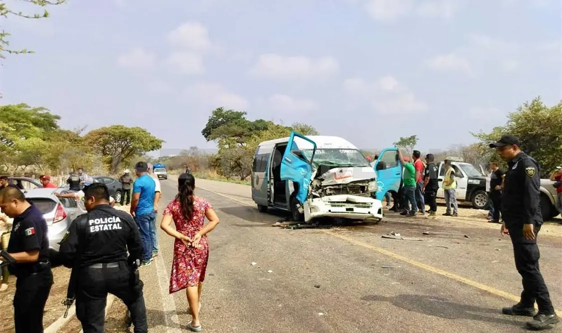 Ocho lesionados en accidente carretero