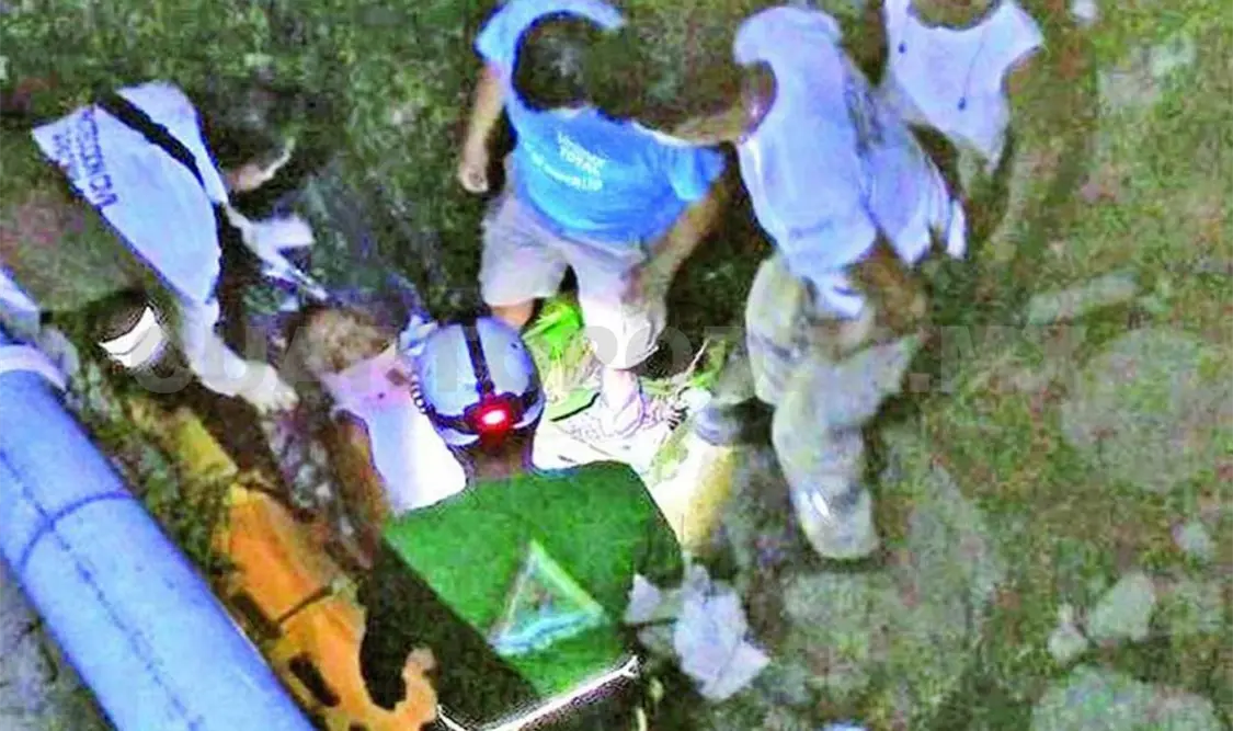 Sujeto murió en el hospital tras caer de un puente al río