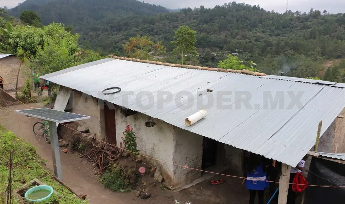 Paneles solares suministran energía en comunidades