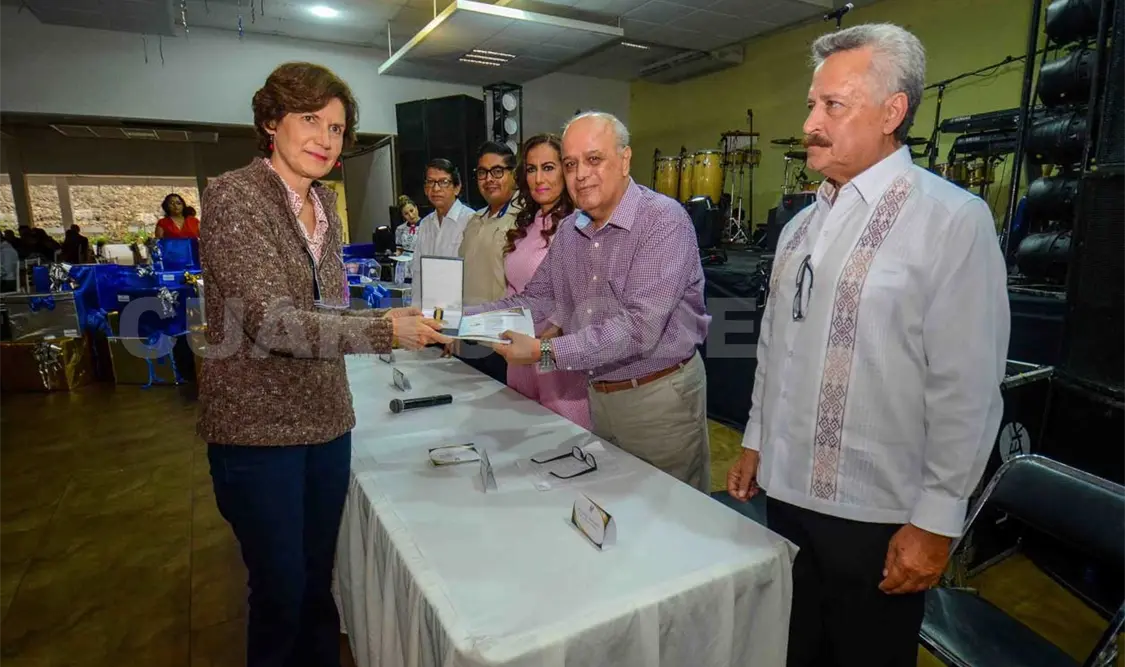 Entregan Medalla al Mérito a docentes de la Unach