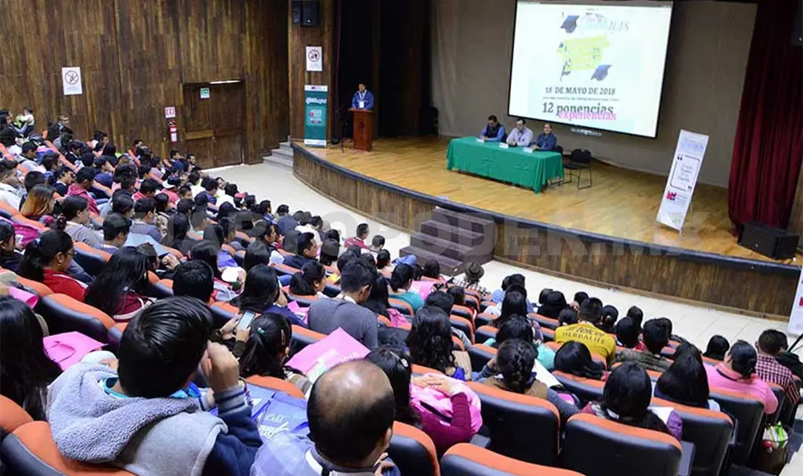 Unich realiza foro de egresados