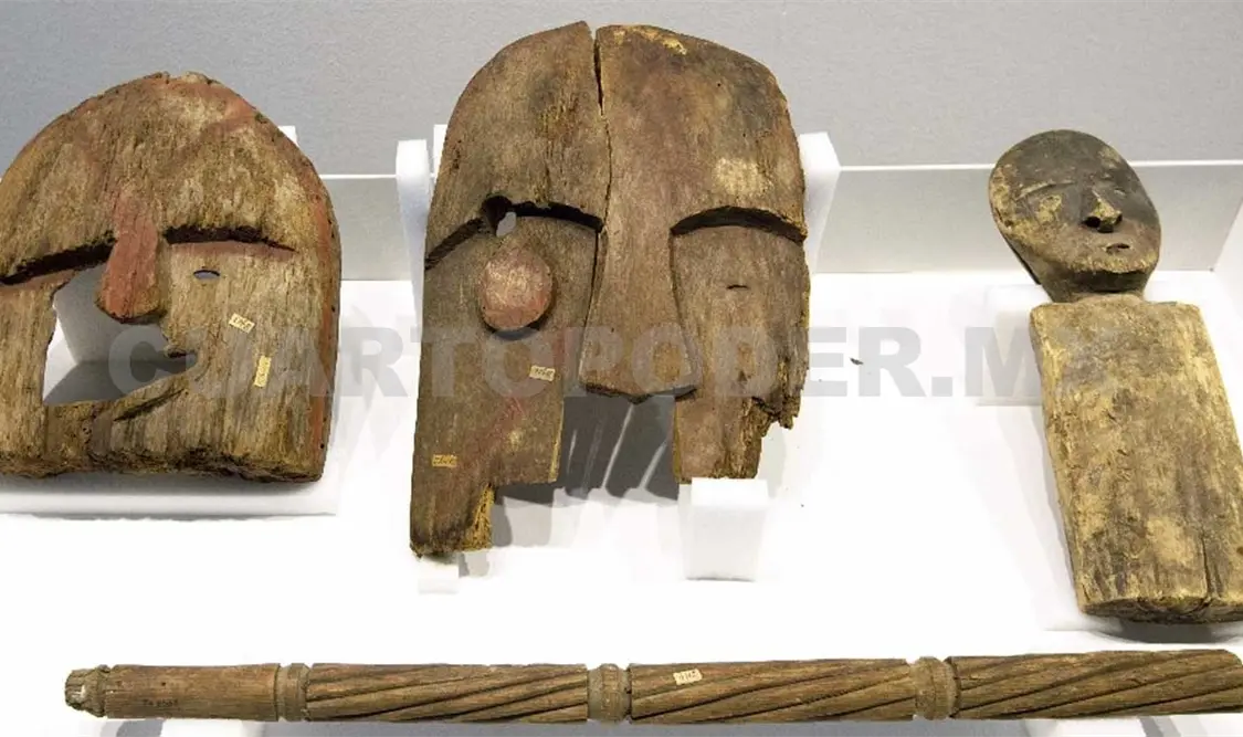 Objetos de madera del Museo Etnológico de Berlín son exhibidos durante la ceremonia de restitución. Cortesía