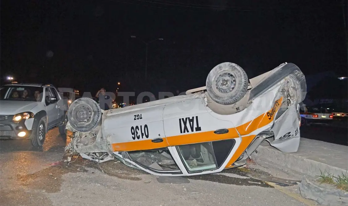 Sobrevive taxista a mortal volcadura y se da a la fuga
