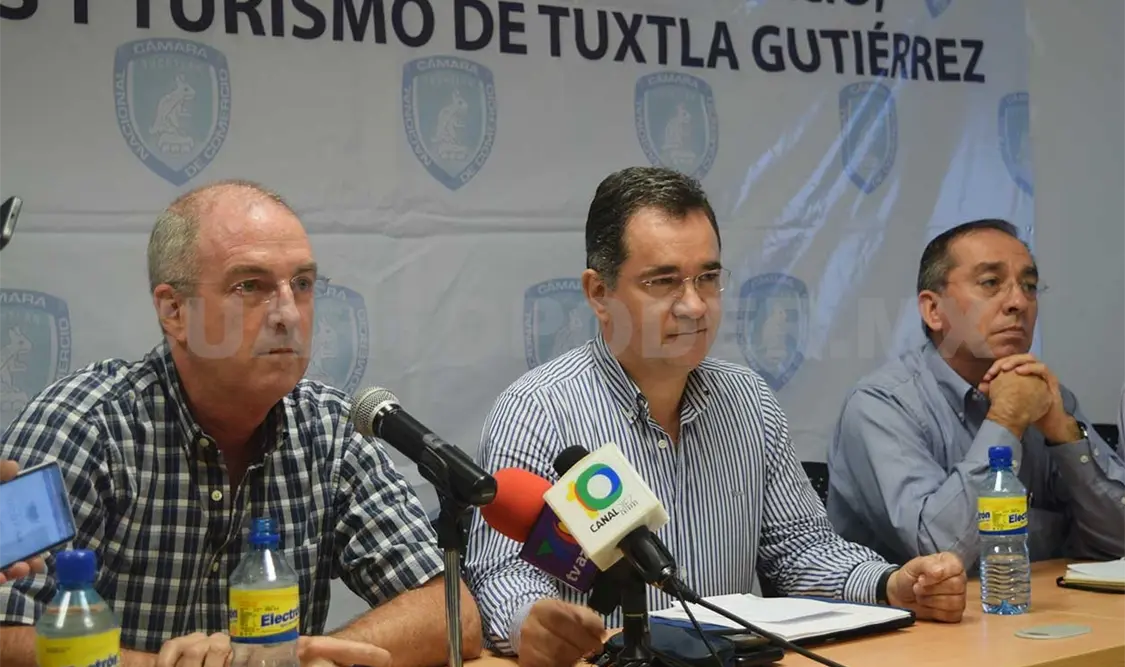 En medio el presidente de la Canaco-Sevytur de Tuxtla Gutiérrez, Óscar Gabriel Corzo Tovilla. A. L. M. / CP