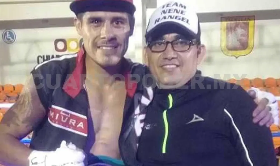 El título Unibox queda en poder del David “Nene” Rangel, acompañado de su entrenador Luis Palacios. Cortesía