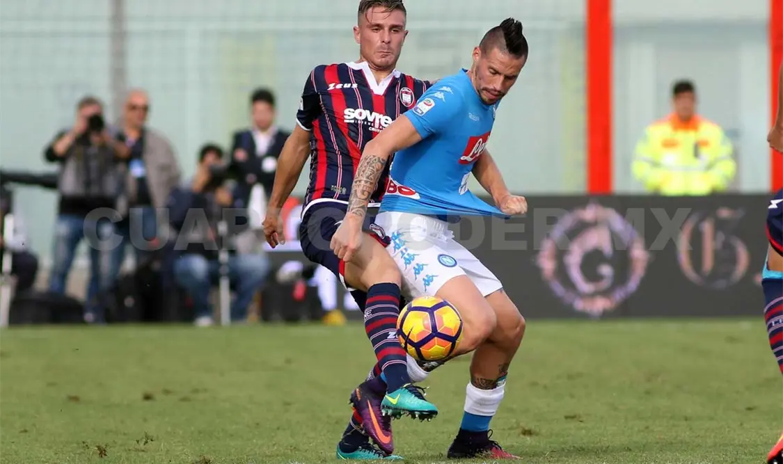 Nápoles dominó a Crotone en Serie A italiana
