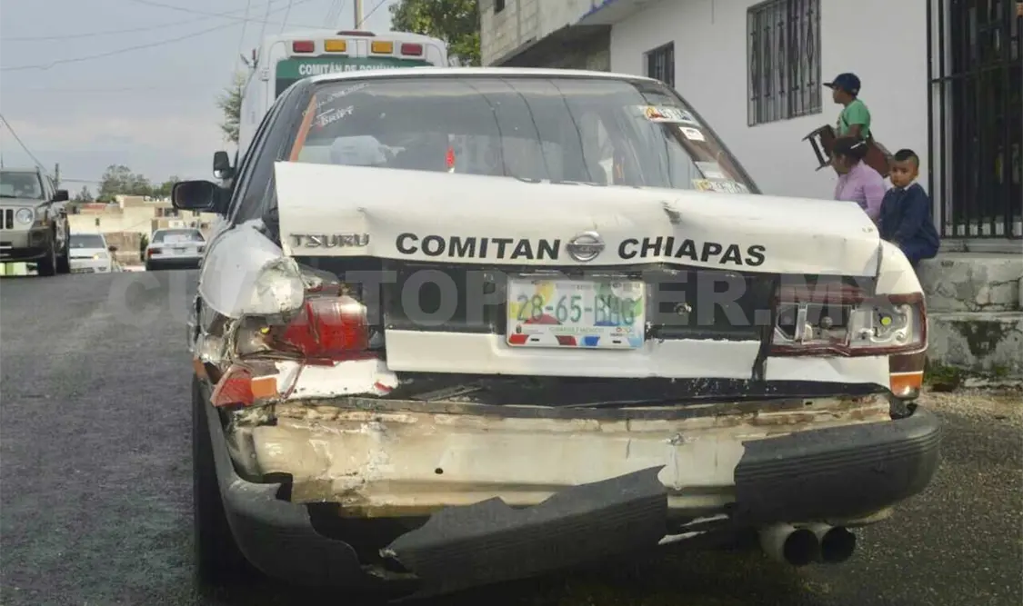 Camioneta choca por alcance a taxi