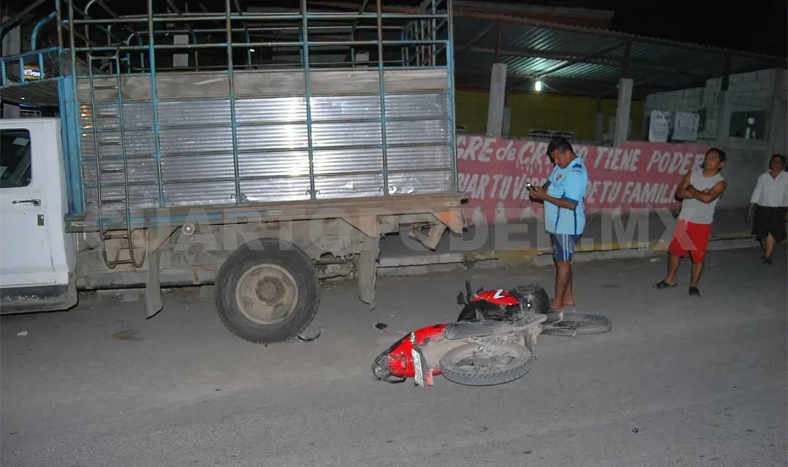 Motociclista queda lesionado al chocar contra un camión