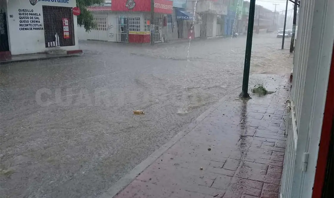 Intenso aguacero paraliza a negocios y transporte