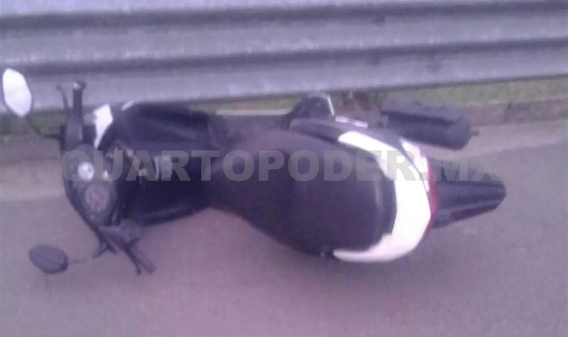 Fallece pareja al impactar motocicleta contra barra