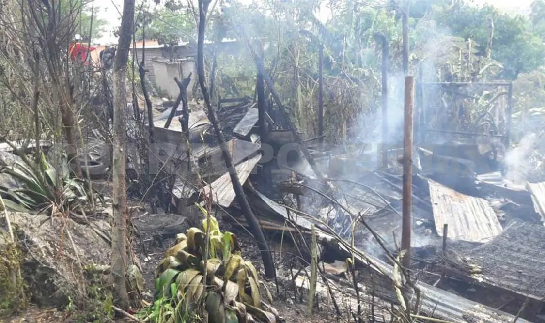 Explota cilindro de gas y deja una casa en cenizas