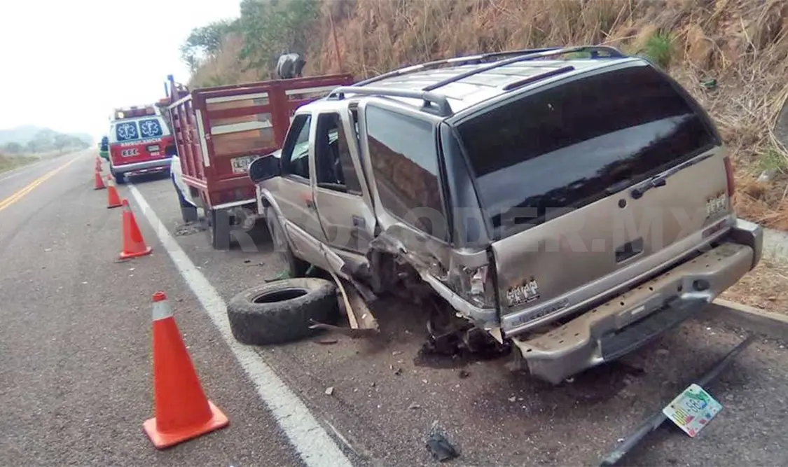 Se impactan por alcance taxi contra camioneta