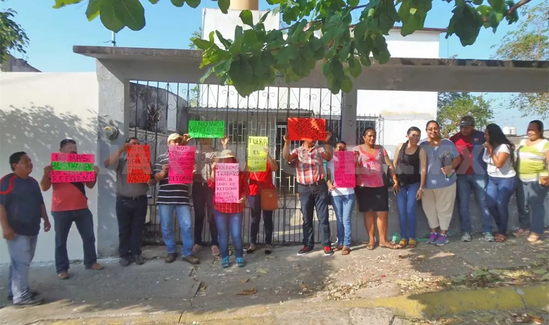 Protestan trabajadores del Hospital General