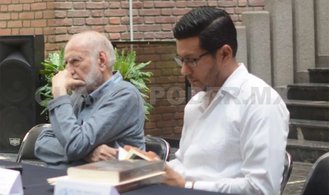 En la mesa de presentación, Juan José Solórzano, Óscar Oliva, Valente Molina y Marco Antonio Orozco. Darwin Mendoza