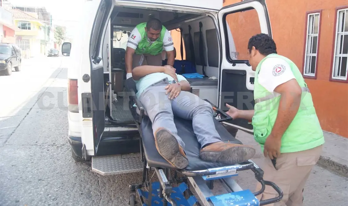 Motoristas lesionados tras caer en coladera