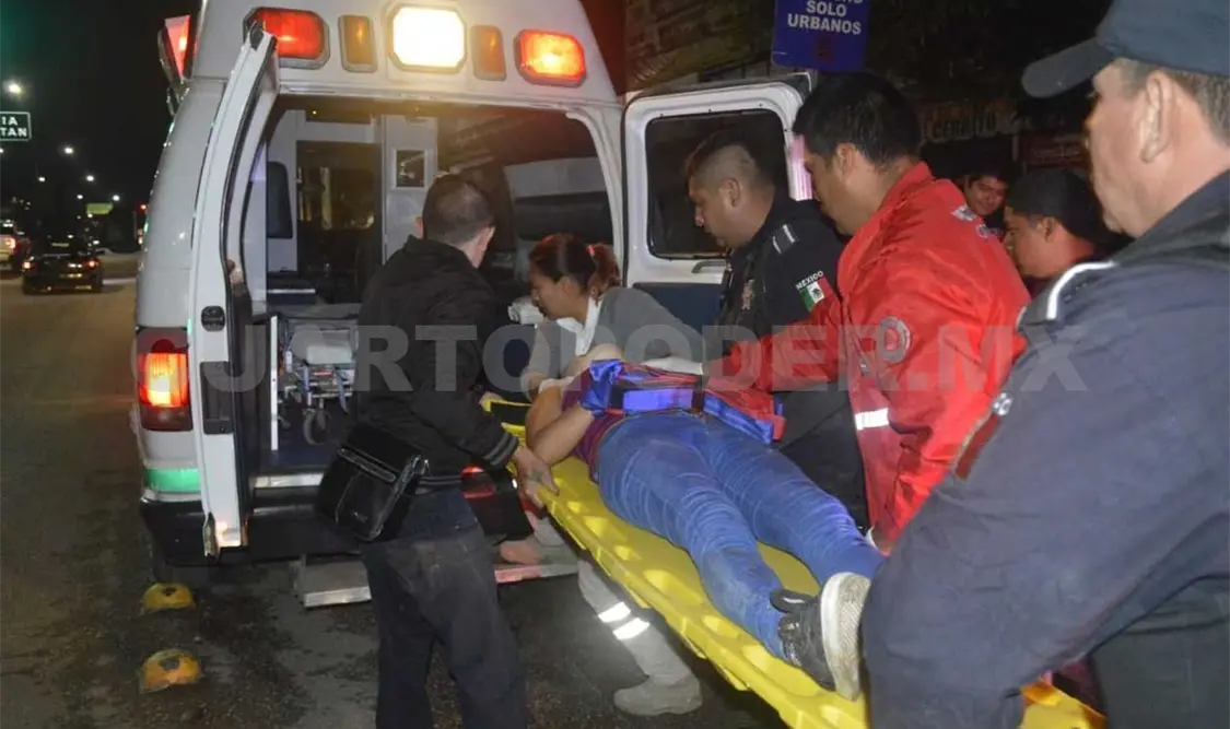Hospitalizan a dama tras ser arrollada por una motocicleta