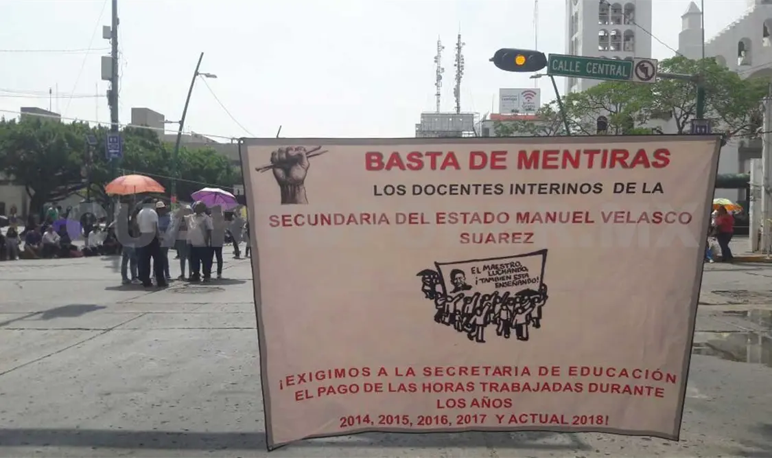 Bloquean maestros el Centro en demanda de pagos