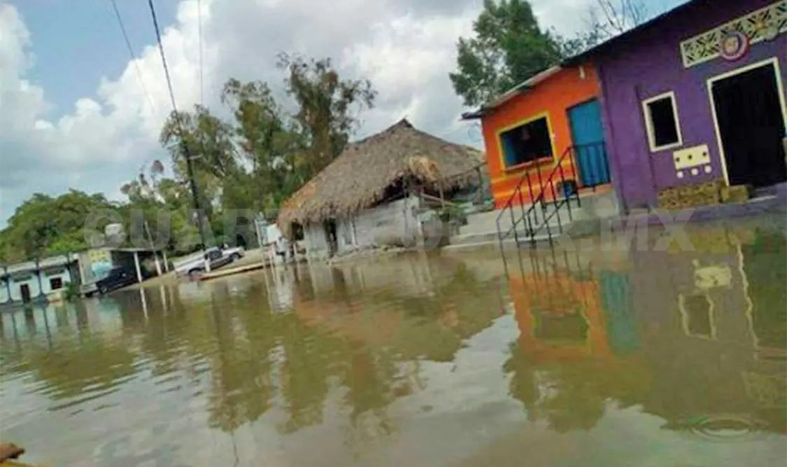 Se inundan barrios en Acapetahua