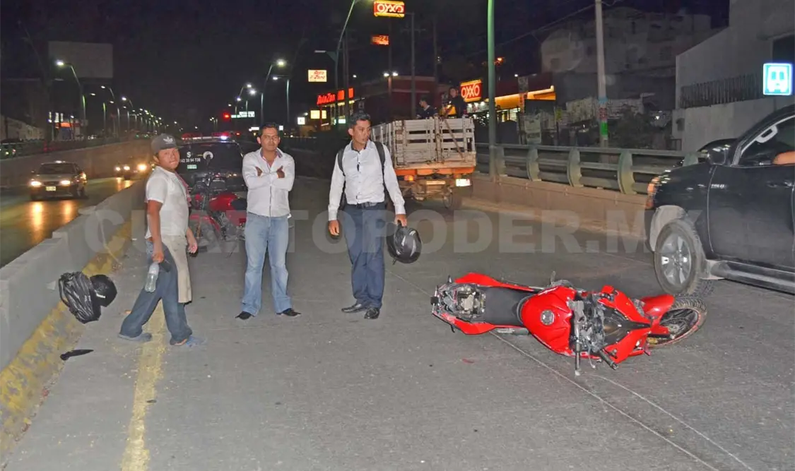 Motociclista atropella y fractura a un peatón