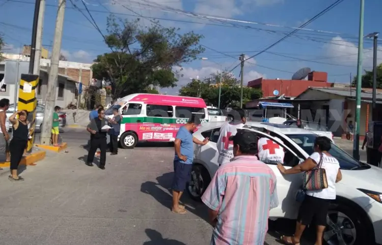 Lesionada en choque entre un colectivo y una camioneta
