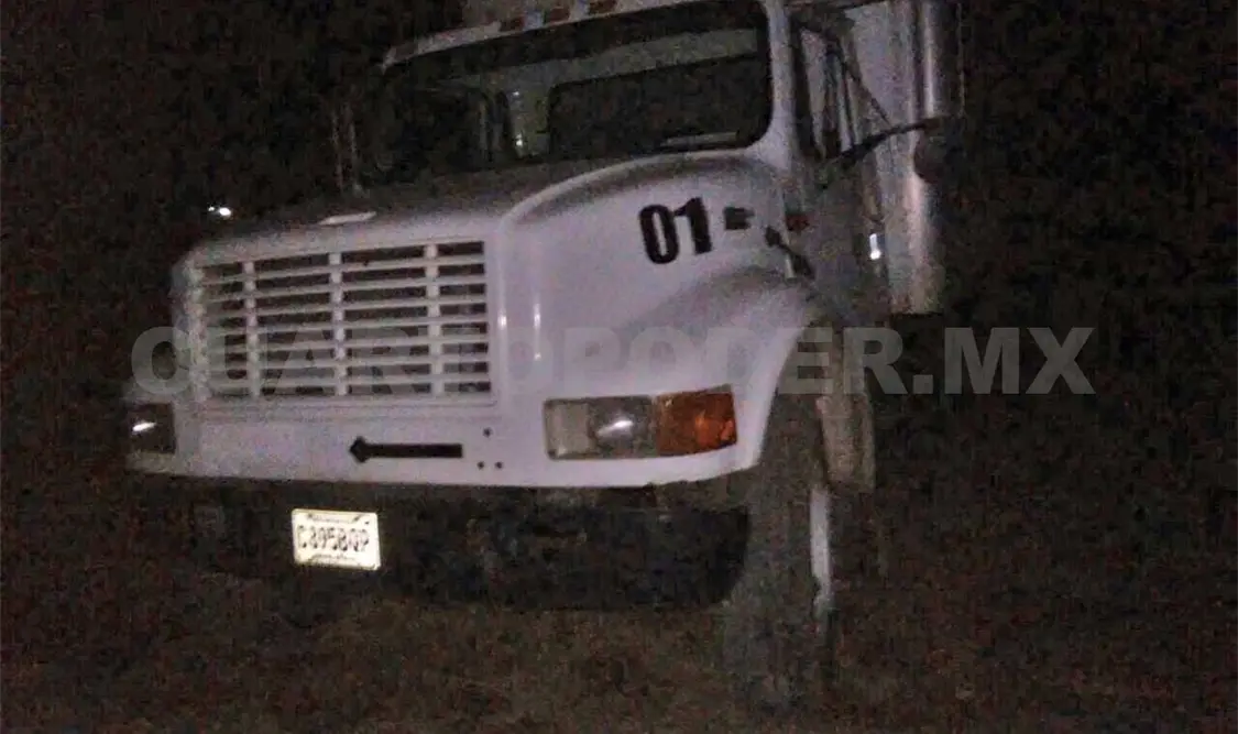 Roban tráileres con mercancía y detienen a dos