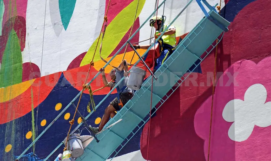 Rescatan a pintores de un andamio