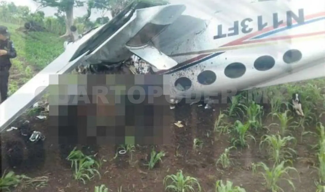 Perecen dos chiapanecos al desplomarse avioneta