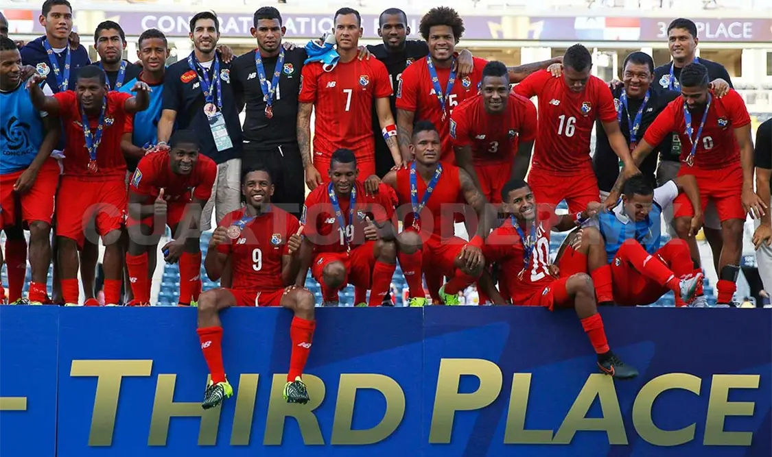 Presidente entrega la bandera a la selección