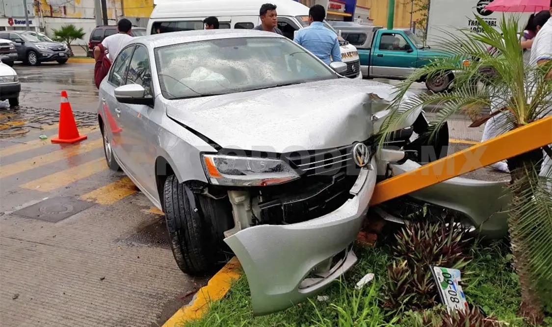 Jetta se estrella en poste de semáforo