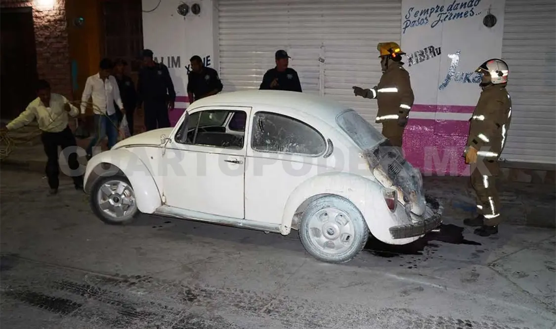 Se incendia vocho por un corto circuito