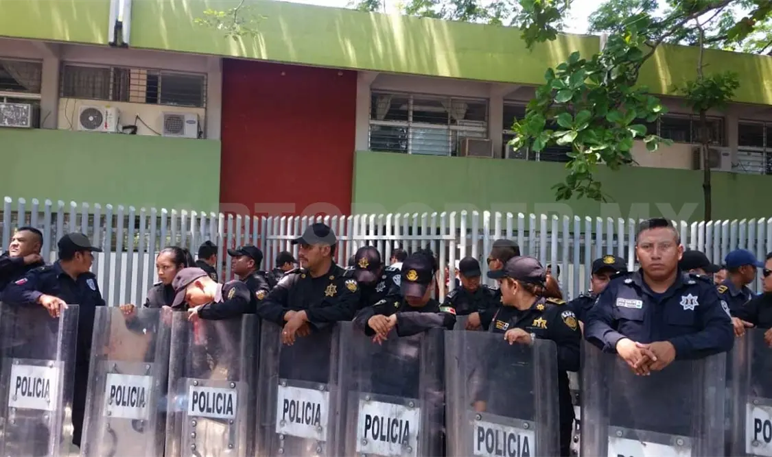 Interinos toman edificio y retienen a personal