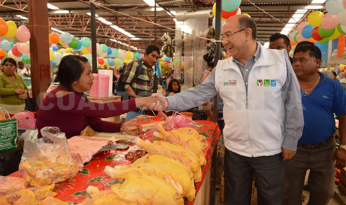 Gómez Aranda visita el mercado 1° de Junio