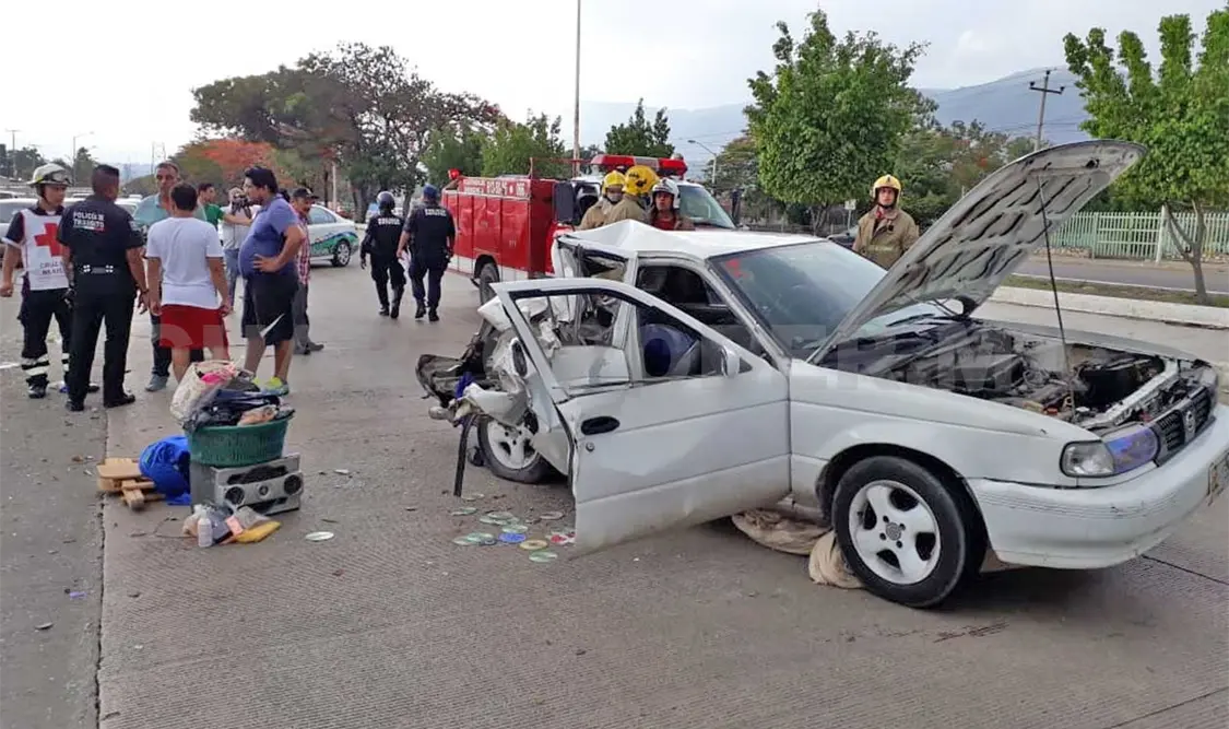 “Coloso” impacta a Tsuru y deja prensada a una mujer