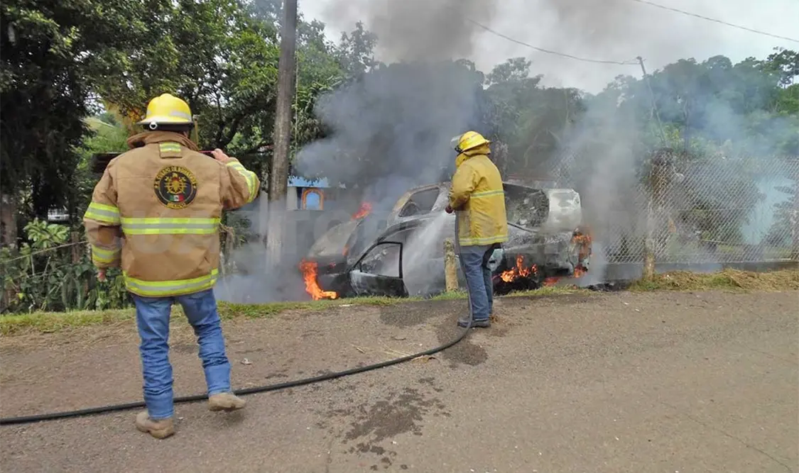 Civic sale de carretera, choca y se incendia