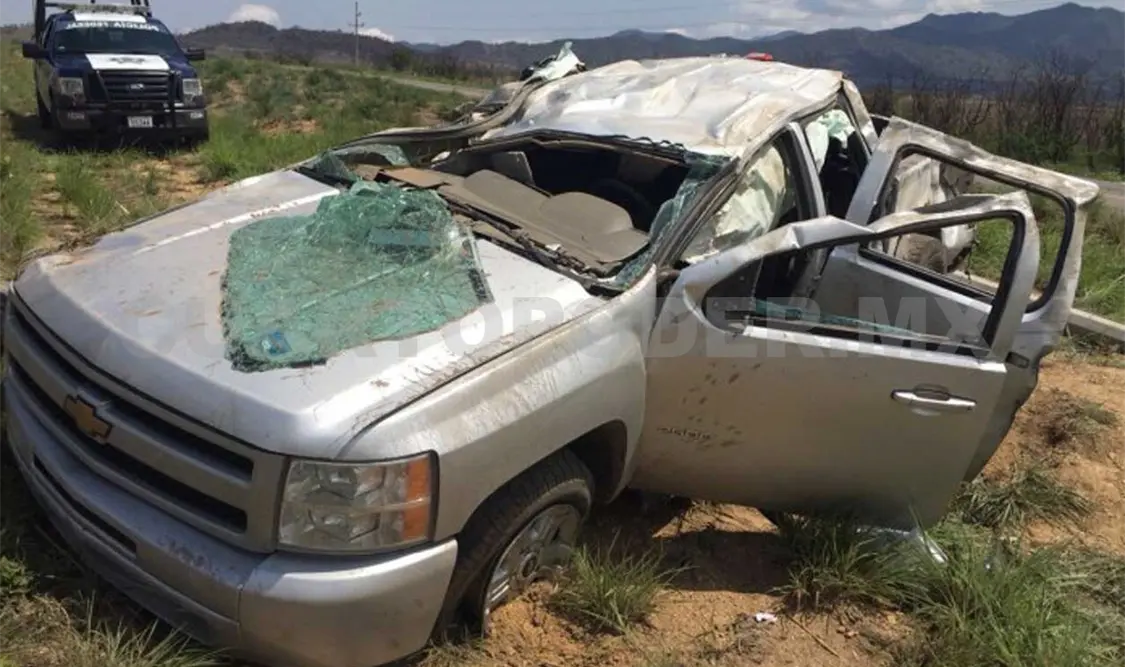 Ocho lesionados tras volcar una camioneta