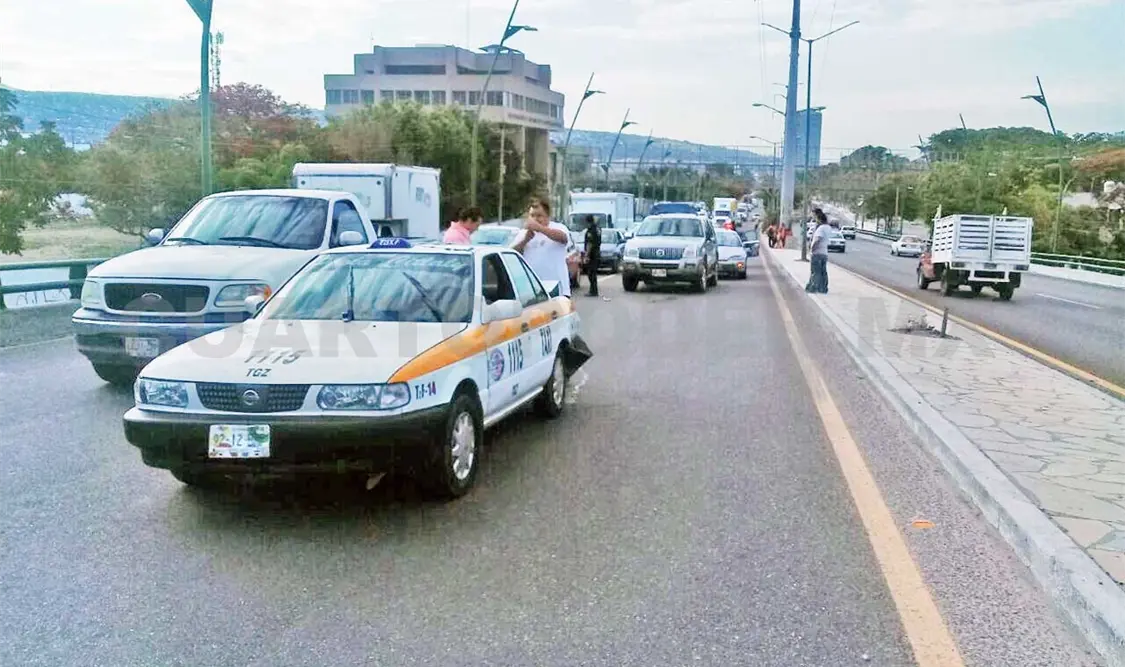 Mujer termina golpeada en fuerte accidente vial