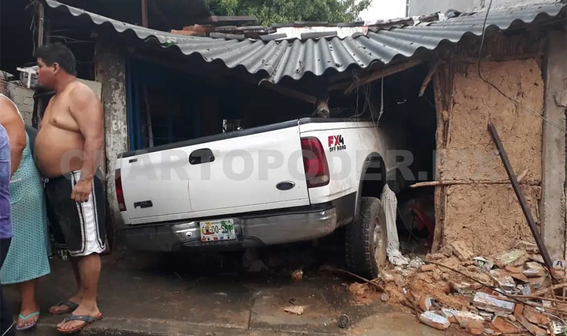 Camioneta se estrella en una casa; cinco lesionados