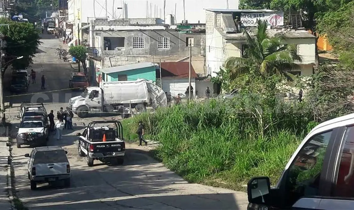 Empleados de limpia hallan cuerpo embolsado