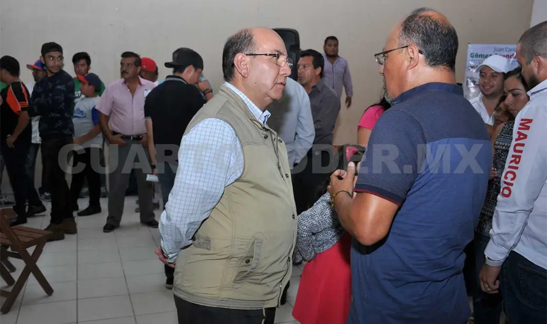 Gómez Aranda se reúne con padres de familia
