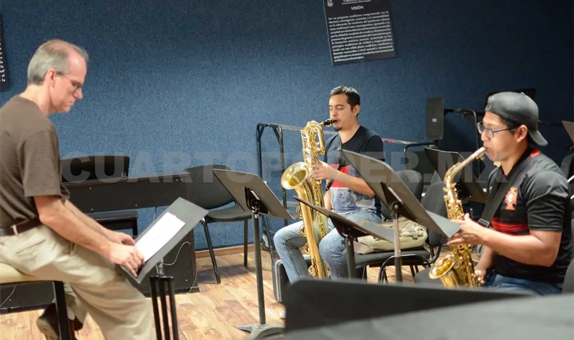 El maestro David Maxwell Smith dando clases. Darwin Mendoza