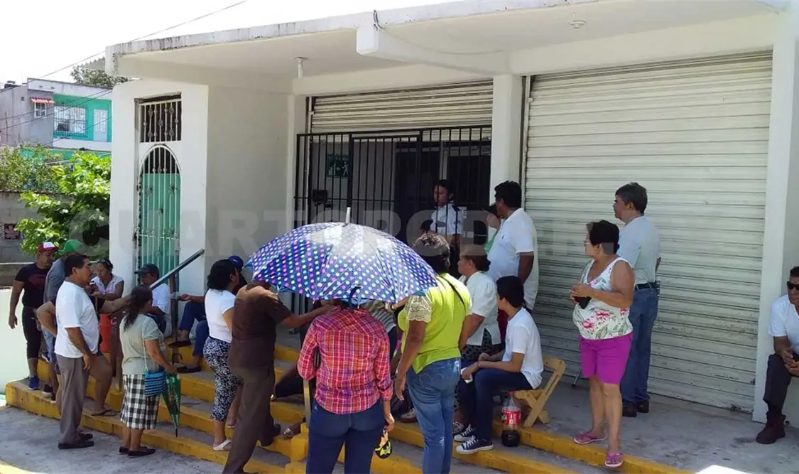 Vecinos retiene a empleados de CFE
