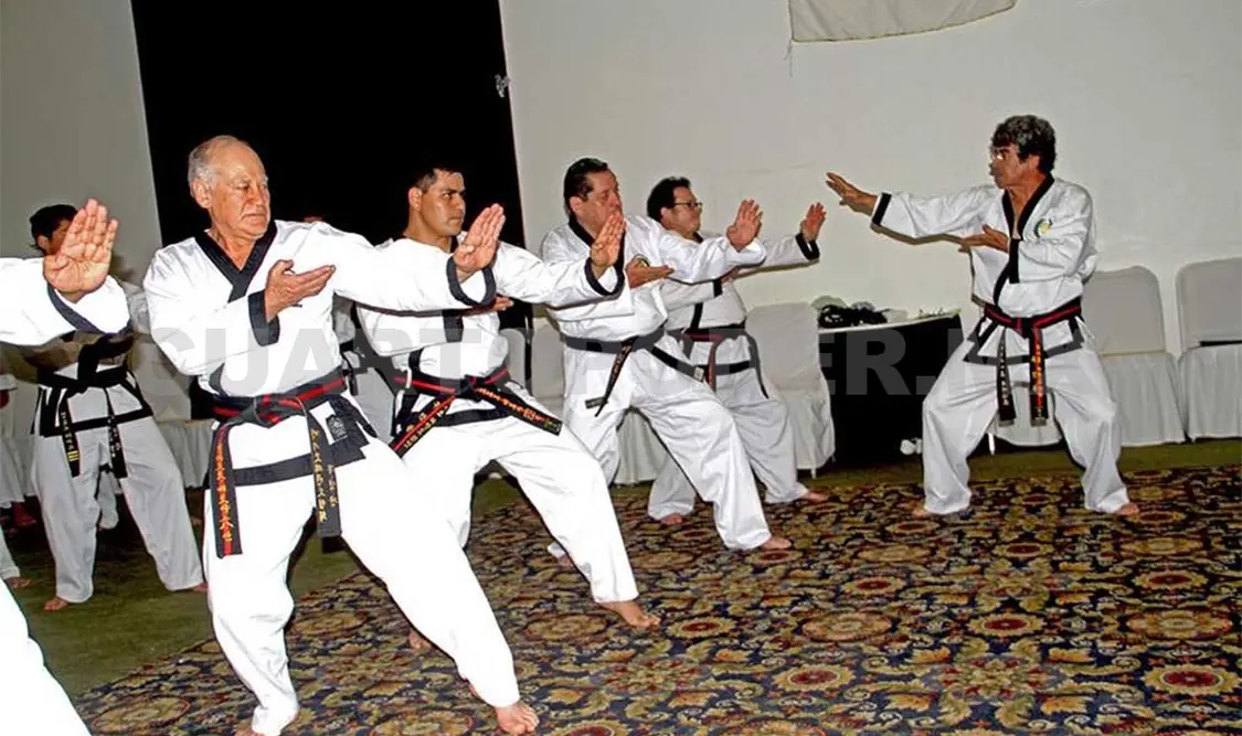 Moo Duk Kwan con exámenes de cintas