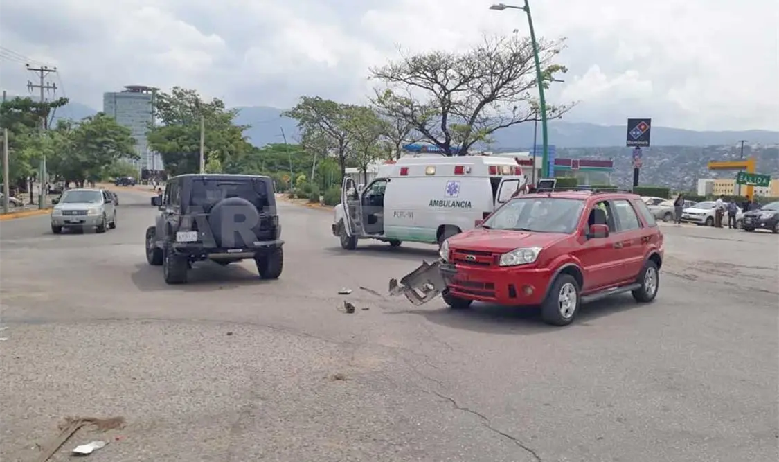 Lujosa camioneta y sedán chocan frente al Retiro